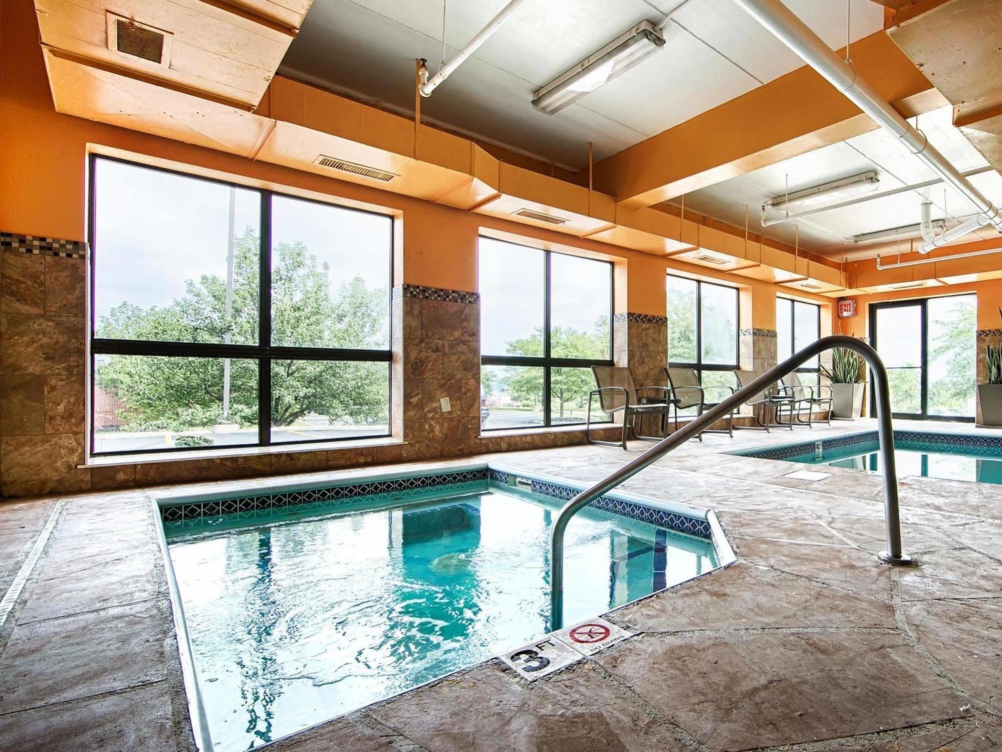 Comfort Inn & Suites Copley Akron Экстерьер фото